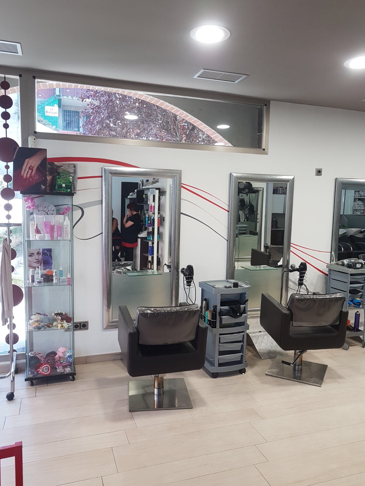 ILUMINACIÓN DE UNA PELUQUERÍA POR DILUM PROFESIONAL